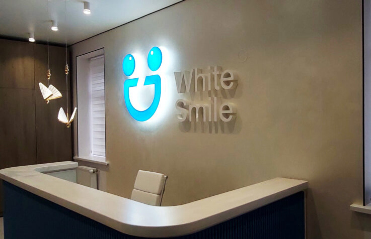 Интерьерный логотип для стоматологии