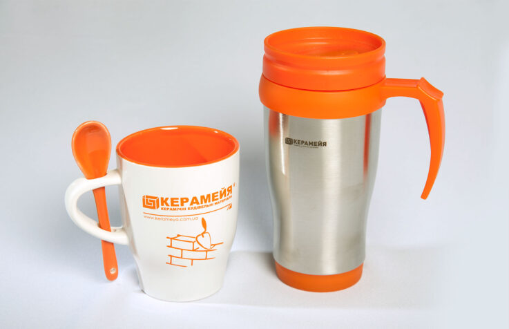 Чашки в корпоративних кольорах з логотипом