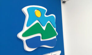 Интерьерный логотип для туристического агентства