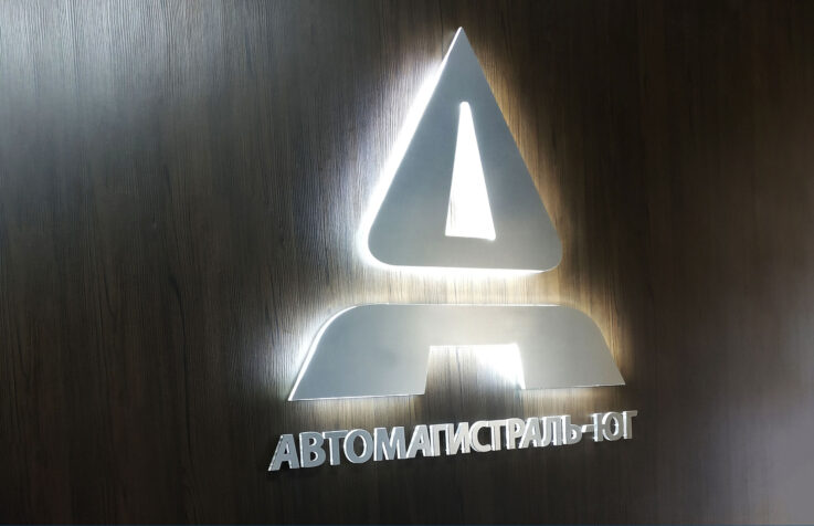 Інтер’єрні логотип з нержавіючої сталі і товстостінного прозорого акрилу з контражурним підсвічуванням